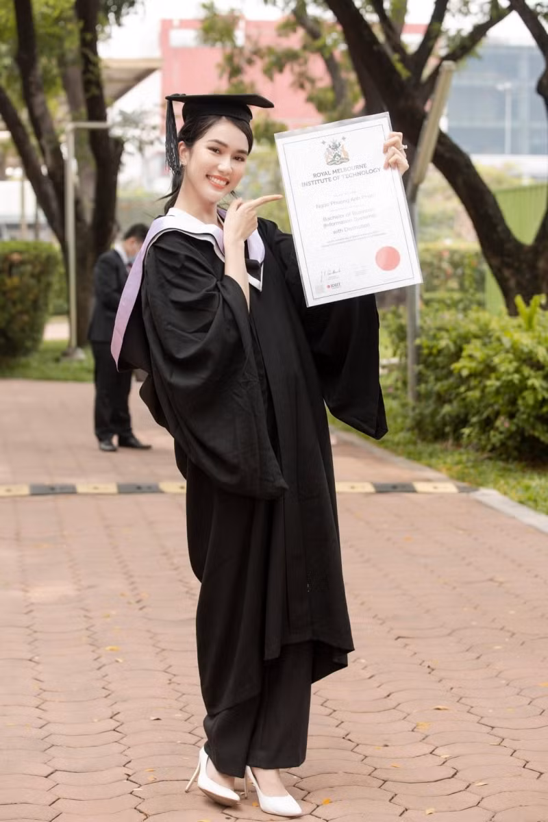 Trang chủ Miss International chúc mừng Á hậu Phương Anh tốt nghiệp thủ khoa ảnh 3