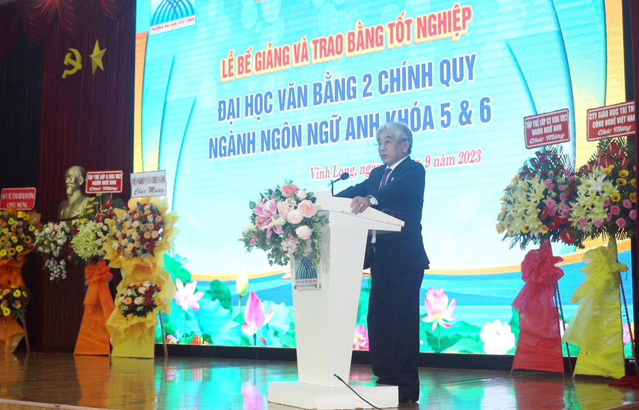 PGS.TS Lương Minh Cừ - Bí thư Đảng ủy, Hiệu trưởng phát biểu tại buổi lễ.