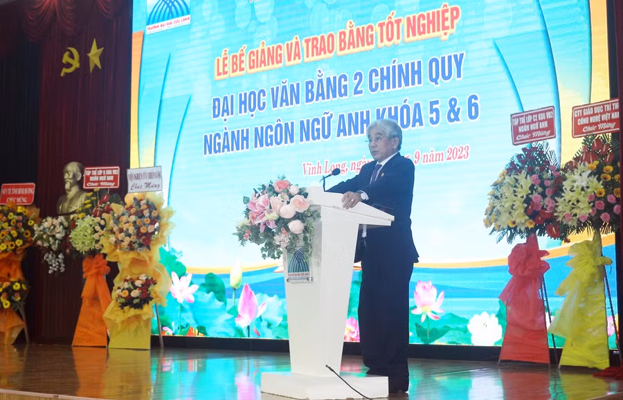 PGS.TS Lương Minh Cừ - Bí thư Đảng ủy, Hiệu trưởng phát biểu tại buổi lễ.