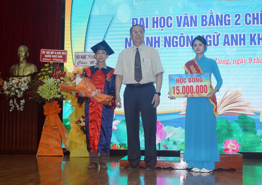 TS Nguyễn Thanh Dũng - Phó Hiệu trưởng tiếp nhận học bổng.