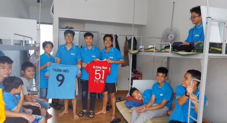 Những học sinh mới gia nhập Trường nội trú Hy Vọng được các bạn hỗ trợ để nhanh chóng hòa nhập với môi trường mới.