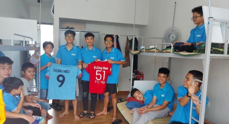 Những học sinh mới gia nhập Trường nội trú Hy Vọng được các bạn hỗ trợ để nhanh chóng hòa nhập với môi trường mới. Những học sinh mới gia nhập Trường nội trú Hy Vọng được các bạn hỗ trợ để nhanh chóng hòa nhập với môi trường mới.