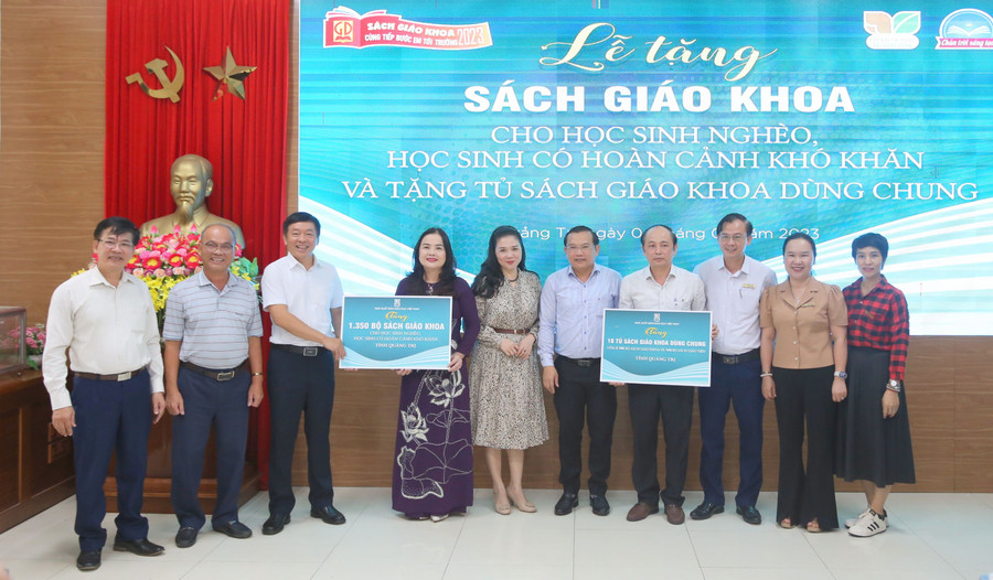 Đại diện Nhà xuất bản Giáo dục tại Đà Nẵng trao tặng gần 4.000 bộ sách cho học sinh khó khăn Quảng Trị. Ảnh: Đ.Đức Đại diện Nhà xuất bản Giáo dục tại Đà Nẵng trao tặng gần 4.000 bộ sách cho học sinh khó khăn Quảng Trị. Ảnh: Đ.Đức