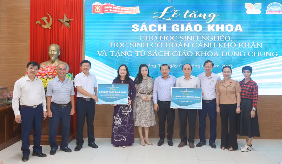 Đại diện Nhà xuất bản Giáo dục tại Đà Nẵng trao tặng gần 4.000 bộ sách cho học sinh khó khăn Quảng Trị. Ảnh: Đ.Đức