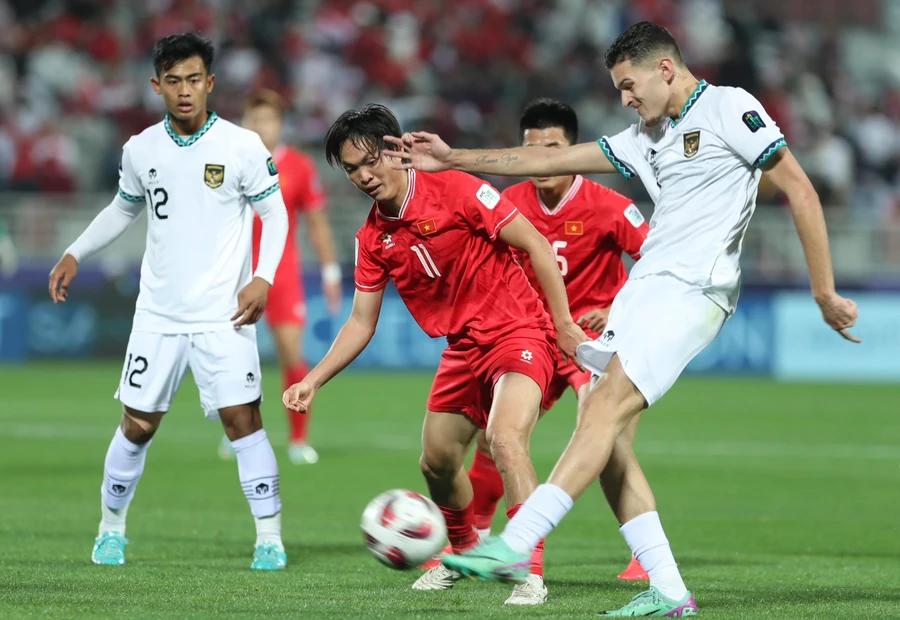 Trận Việt Nam (áo đỏ) thua Indonesia 0-1 vòng bảng ASIAN Cup 2023. Ảnh: INT.