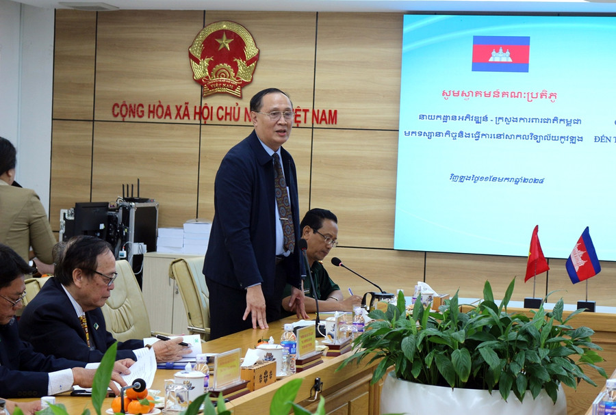 TS Nguyễn Thanh Dũng - Phó Hiệu trưởng Trường ĐH Cửu Long phát biểu tại buổi làm việc. TS Nguyễn Thanh Dũng - Phó Hiệu trưởng Trường ĐH Cửu Long phát biểu tại buổi làm việc.