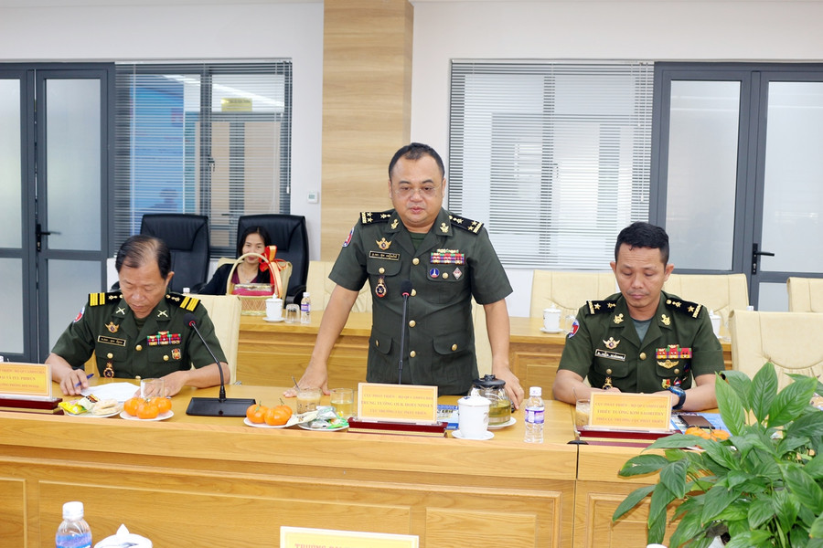 Trung tướng Ouk Hoeunpisey - Cục trưởng Cục Phát triển (Bộ Quốc phòng Campuchia) chúc Trường ĐH Cửu Long ngày càng phát triển bền vững. Trung tướng Ouk Hoeunpisey - Cục trưởng Cục Phát triển (Bộ Quốc phòng Campuchia) chúc Trường ĐH Cửu Long ngày càng phát triển bền vững.