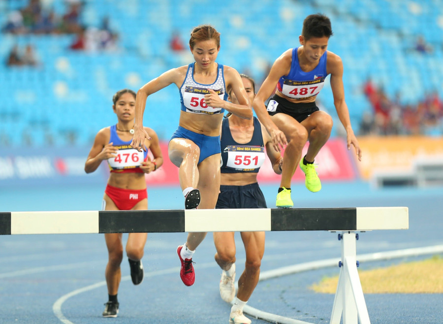 Nguyễn Thị Oanh (giữa) trên đường chạy 3.000m vượt chướng ngại vật. Ảnh: INT. Nguyễn Thị Oanh (giữa) trên đường chạy 3.000m vượt chướng ngại vật. Ảnh: INT.