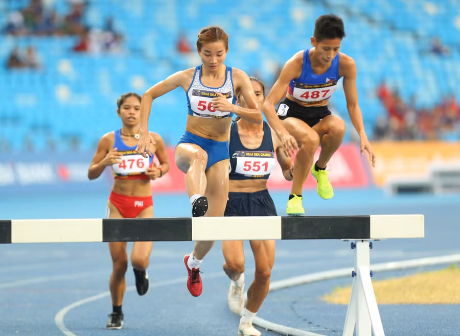 Nguyễn Thị Oanh (giữa) trên đường chạy 3.000m vượt chướng ngại vật. Ảnh: INT. Nguyễn Thị Oanh (giữa) trên đường chạy 3.000m vượt chướng ngại vật. Ảnh: INT.