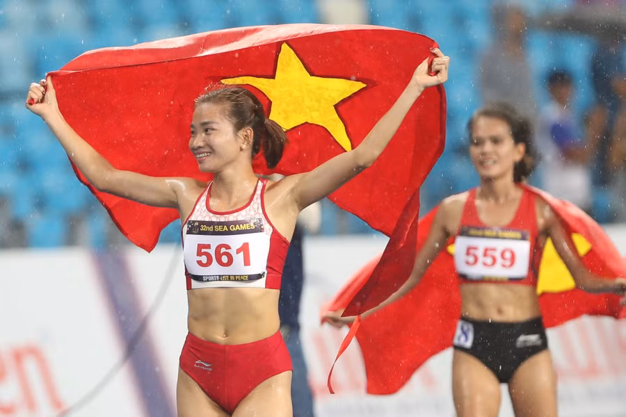 Nguyễn Thị Oanh ăn mừng thành tích nội dung 5.000m. Ảnh: INT.