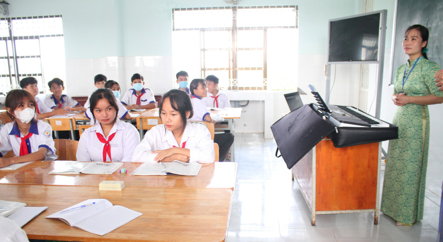 Cô trò Trường THCS Vĩnh Hiệp (thị xã Vĩnh Châu, Sóc Trăng) trong giờ học môn Âm nhạc và Mỹ thuật.