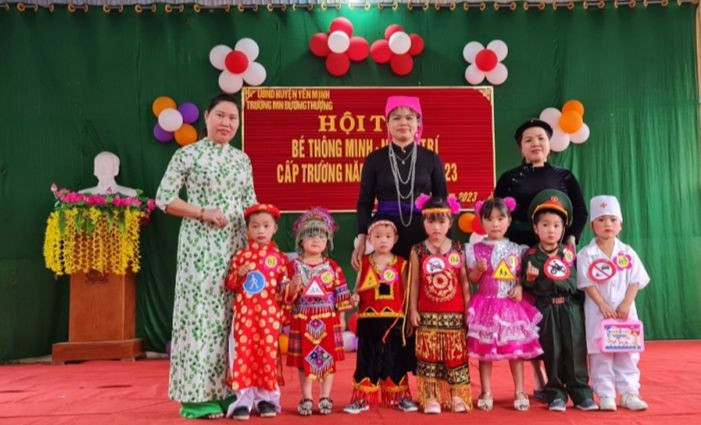 Cô giáo Mai Thị Yến (ngoài cùng bên phải) có 13 năm gắn bó với Trường Mầm non Đường Thượng (Yên Minh, Hà Giang). Cô giáo Mai Thị Yến (ngoài cùng bên phải) có 13 năm gắn bó với Trường Mầm non Đường Thượng (Yên Minh, Hà Giang).