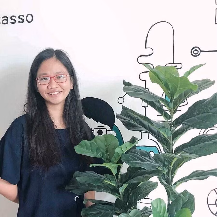 Phạm Hà Bích Trâm - SV Viện Nghiên cứu &amp; Đào tạo Việt Anh, ĐH Đà Nẵng, Huy chương Vàng Olympic 30/4 môn Sinh học (2013), giải Ba kỳ thi HS giỏi quốc gia môn Sinh học (2014)