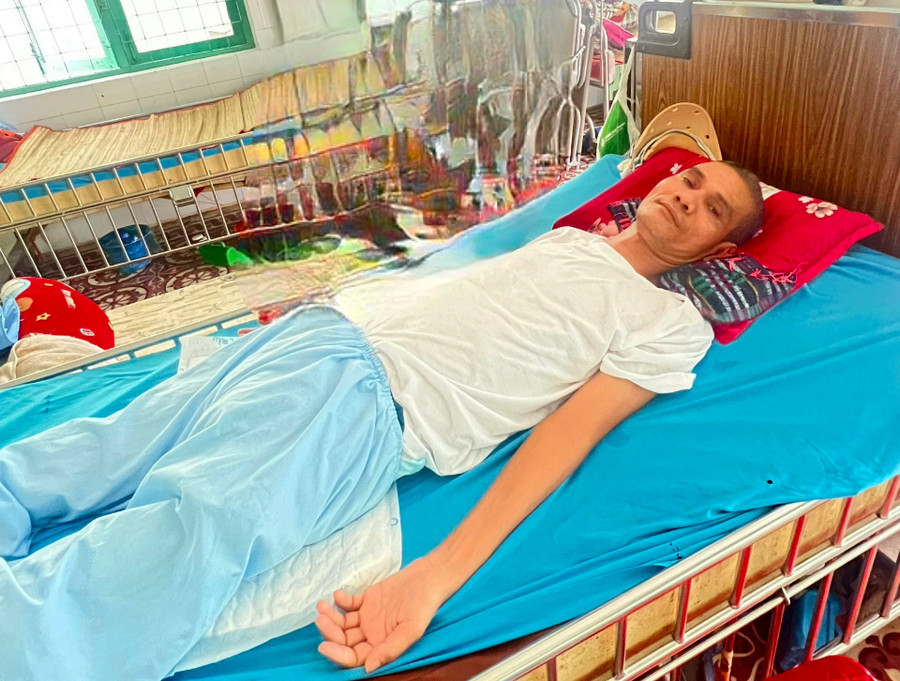 Thầy giáo Phong đang nằm điều trị tại bệnh viện. Thầy giáo Phong đang nằm điều trị tại bệnh viện.