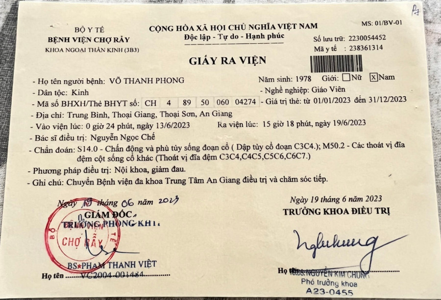 Giấy ra viện của thầy giáo Phong với chẩn đoán "Phù tủy sống đoạn cổ". Giấy ra viện của thầy giáo Phong với chẩn đoán "Phù tủy sống đoạn cổ".