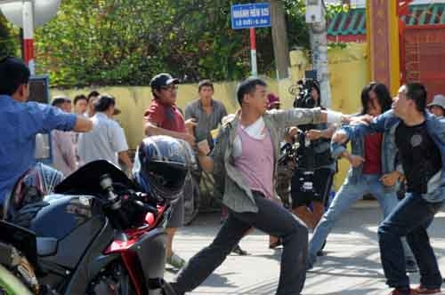 Cảnh sát hình sự bắt ông trùm giang hồ khi đang mặn nồng với chân dài trên giường