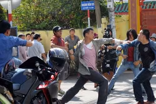 Cảnh sát hình sự bắt ông trùm giang hồ khi đang mặn nồng với chân dài trên giường