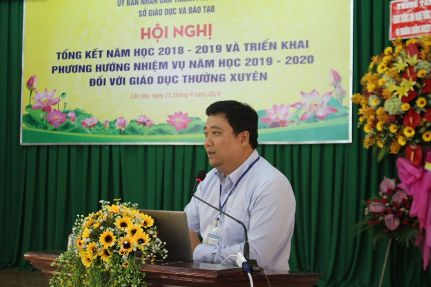 Ông Lâm Đức Thành - Trưởng Phòng GDTX (Sở GD&ĐT TP Cần Thơ) báo cáo tại hội nghị.