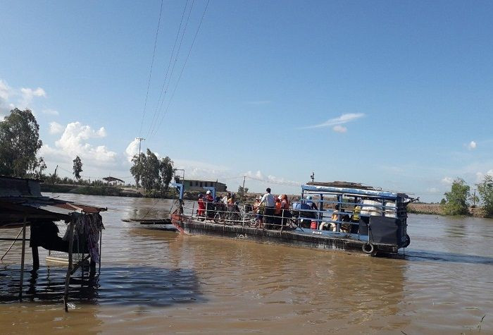 Chuyến đò chở giáo viên và học sinh vượt sông trong mùa nước lũ Chuyến đò chở giáo viên và học sinh vượt sông trong mùa nước lũ