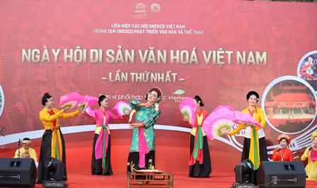 Di sản văn hóa phi vật thể hát Chèo được trình diễn tại "Ngày hội Di sản văn hóa Việt Nam" lần thứ nhất.