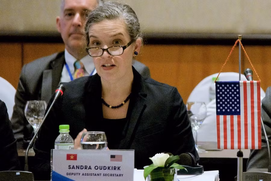 Phó Trợ lý Ngoại trưởng Hoa Kỳ chuyên trách Ngoại giao năng lượng Sandra Oudkirk phát biểu tại buổi đối thoại