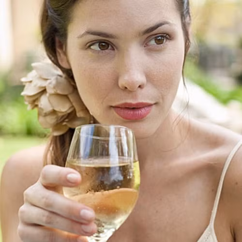 10 thực phẩm khiến phụ nữ nhanh già trước tuổi - Ảnh 1