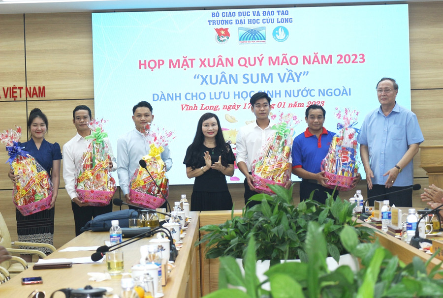 Trao quà Tết cho lưu học sinh.