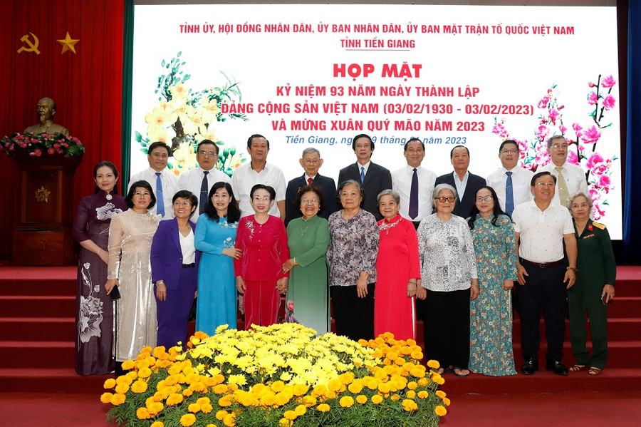 Các đại biểu chụp ảnh lưu niệm.