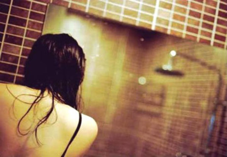 Bắt kẻ quay lén cô chủ tiệm cắt tóc đang tắm rồi tống tiền - Ảnh 1 Bat ke quay len co chu tiem cat toc dang tam roi tong tien - Anh 1