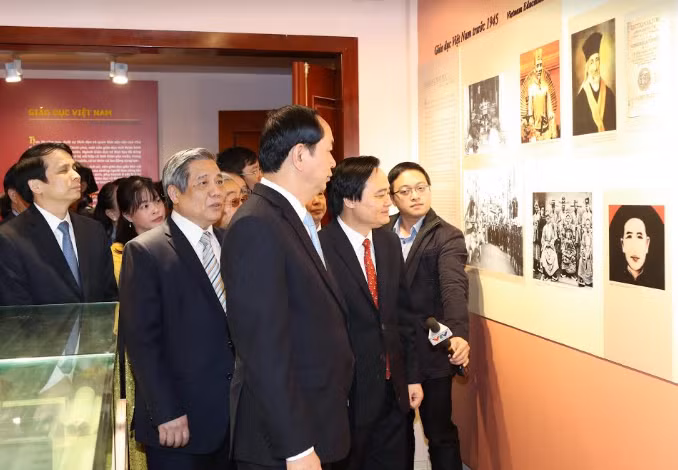 Chủ tịch nước Trần Đại Quang thăm Phòng Truyền thống Giáo dục Việt Nam