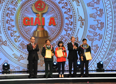 Thường trực Ban Bí thư Đinh Thế Huynh, Chủ tịch Ủy ban Trung ương MTTQVN Nguyễn Thiện Nhân trao giải cho các tác phẩm đoạt Giải A. Ảnh: VGP/Nguyễn Hoàng Thường trực Ban Bí thư Đinh Thế Huynh, Chủ tịch Ủy ban Trung ương MTTQVN Nguyễn Thiện Nhân trao giải cho các tác phẩm đoạt Giải A. Ảnh: VGP/Nguyễn Hoàng
