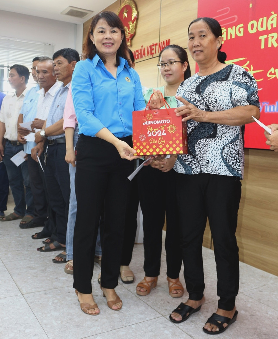 TS Nguyễn Kim Quyên - Chủ tịch CĐCS Trường ĐH Cửu Long trao quà tết cho công đoàn viên. TS Nguyễn Kim Quyên - Chủ tịch CĐCS Trường ĐH Cửu Long trao quà tết cho công đoàn viên.