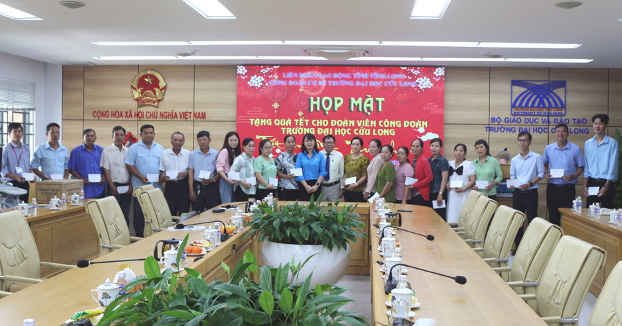 Trao tiền hỗ trợ của Liên đoàn Lao động tỉnh Vĩnh Long cho công viên có hoàn cảnh khó khăn. Trao tiền hỗ trợ của Liên đoàn Lao động tỉnh Vĩnh Long cho công viên có hoàn cảnh khó khăn.