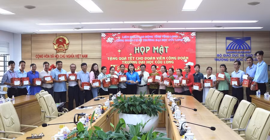 Quang cảnh buổi lễ trao quà tết cho công đoàn viên, người lao động dịp Xuân Giáp Thìn.