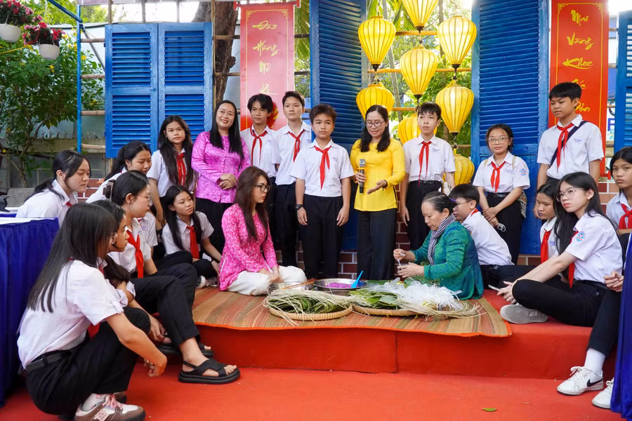 Học sinh tham gia trải nghiệm hoạt động gói bánh tét ngày Tết.