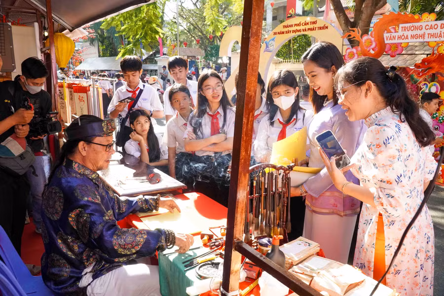 Các em học sinh giao lưu nghệ thuật thư pháp Việt với nghệ nhân thư pháp.