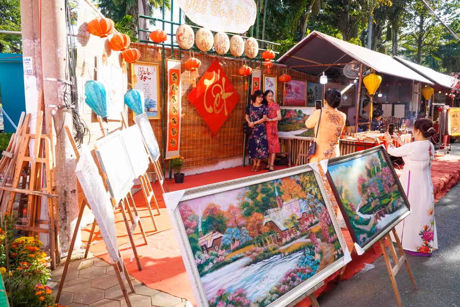 Trong chuỗi hoạt động chương trình còn có không gian đọc sách ngày Xuân và dạo Phố ông đồ xem trình diễn và giao lưu nghệ thuật thư pháp.