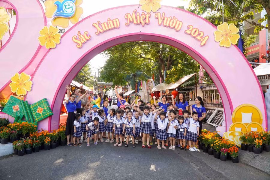 Học sinh hòa hứng tham quan Phố ông đồ.