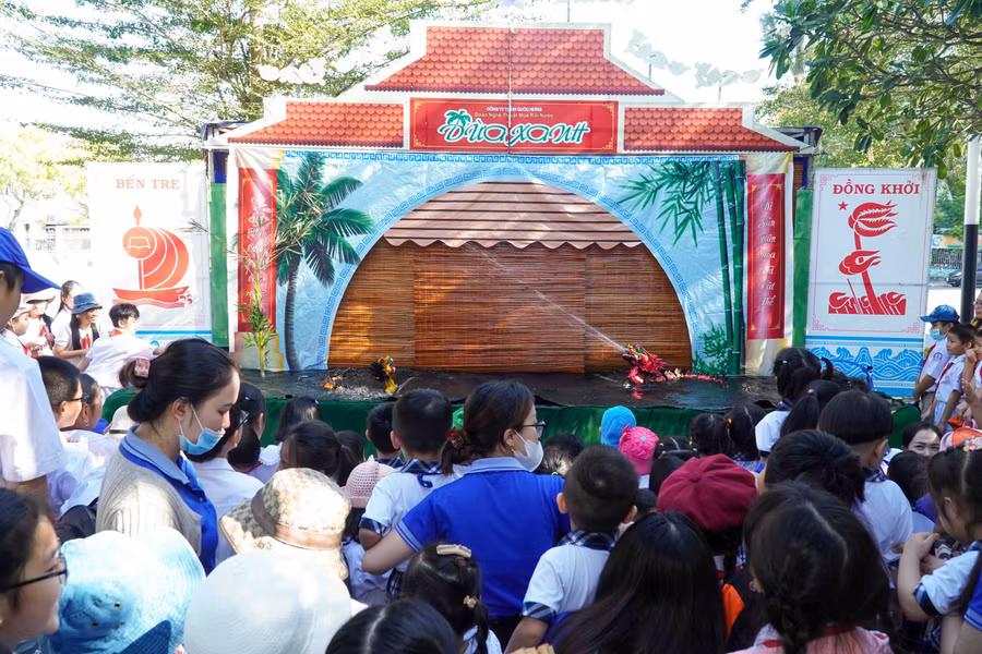 Màn múa rối nước rồng phun nước chào đón năm mới tại không gian ngoài trời.