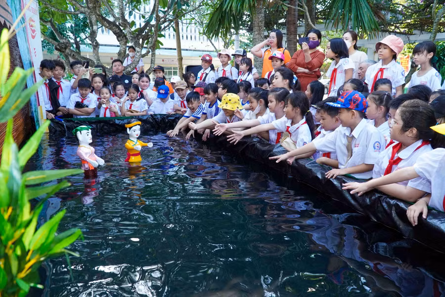 Các nghệ nhận biểu diễn nghệ thuật múa rối nước thu hút đông đảo các khán giả nhí.