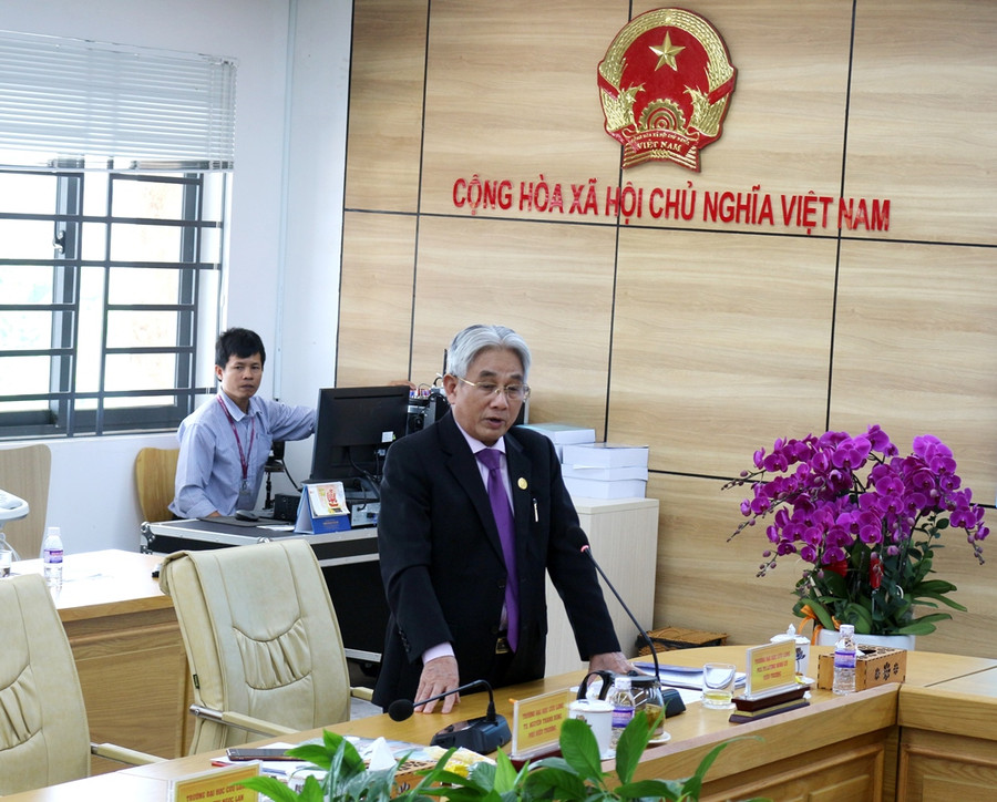 PGS.TS Lương Minh Cừ - Bí thư Đảng uỷ, Hiệu trưởng Trường ĐH Cửu Long phát biểu tại buổi làm việc. PGS.TS Lương Minh Cừ - Bí thư Đảng uỷ, Hiệu trưởng Trường ĐH Cửu Long phát biểu tại buổi làm việc.