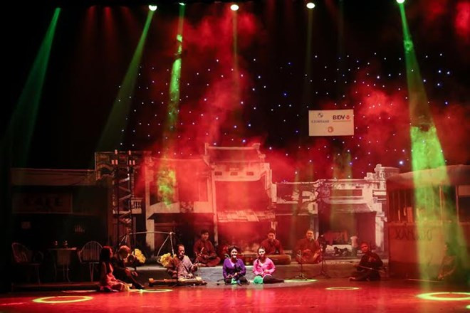 Sân khấu "xẩm và đời" tái hiện lên một Hà Nội xưa cổ, thâm trầm. Ảnh: Hải Bá - Như Hoàn Sân khấu "xẩm và đời" tái hiện lên một Hà Nội xưa cổ, thâm trầm. Ảnh: Hải Bá - Như Hoàn