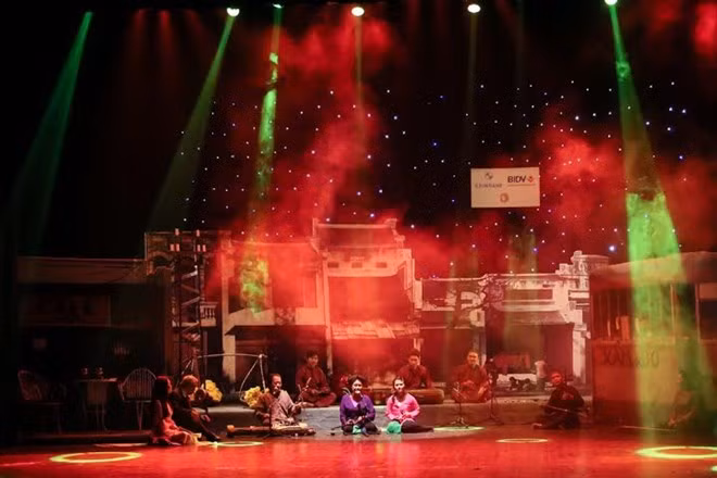 Sân khấu "xẩm và đời" tái hiện lên một Hà Nội xưa cổ, thâm trầm. Ảnh: Hải Bá - Như Hoàn