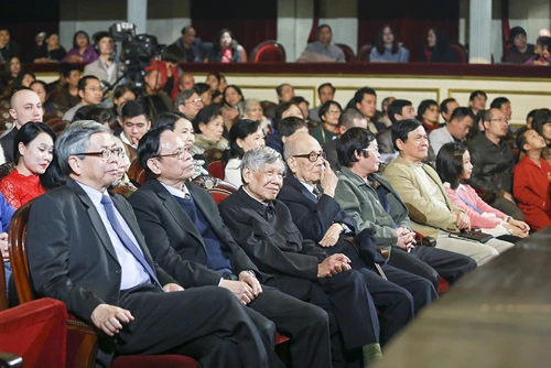 Cháu ngoại của nguyên Tổng bí thư Lê Khả Phiêu trổ tài hát xẩm