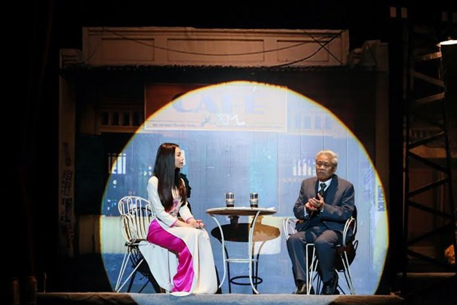 Trà Ngọc Hằng làm cặp MC "đũa lệch" với nhà thơ Vũ Quần Phương. Ảnh: Hải Bá - Như Hoàn Trà Ngọc Hằng làm cặp MC "đũa lệch" với nhà thơ Vũ Quần Phương. Ảnh: Hải Bá - Như Hoàn