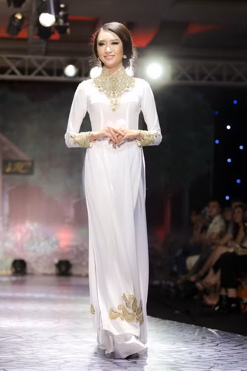 Hoa khôi Lan Khuê khoe đường cong tuyệt đẹp - 14