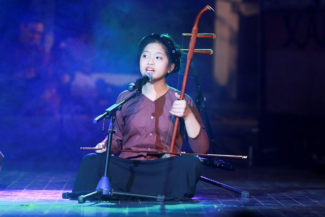 Hồng Nga nhận được những tràng vỗ tay lớn khích lệ của khán giả khi trổ tài hát xẩm . Hồng Nga nhận được những tràng vỗ tay lớn khích lệ của khán giả khi trổ tài hát xẩm .