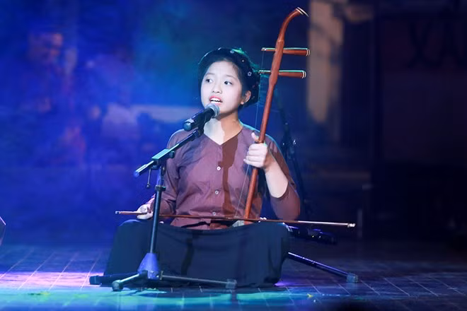 Hồng Nga nhận được những tràng vỗ tay lớn khích lệ của khán giả khi trổ tài hát xẩm .