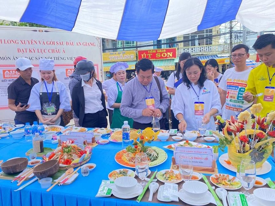 Ban giám khảo chấm chọn sản phẩm dự hội thi. Ban giám khảo chấm chọn sản phẩm dự hội thi.