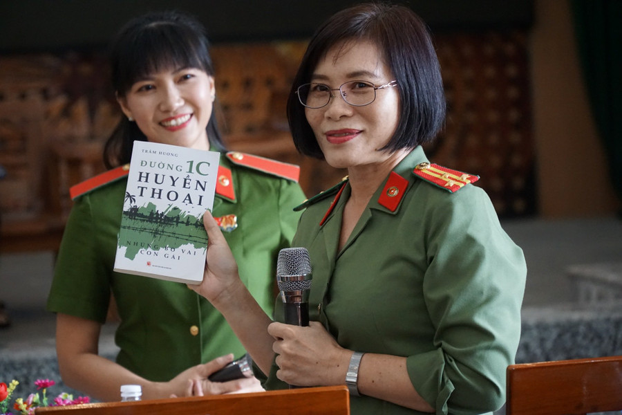 Thượng tá Trần Thanh Hà - Phó trưởng Cơ quan đại diện Cục Truyền thông CAND phía Nam tại TPHCM chia sẻ về quyển sách Đường 1C huyền thoại. Thượng tá Trần Thanh Hà - Phó trưởng Cơ quan đại diện Cục Truyền thông CAND phía Nam tại TPHCM chia sẻ về quyển sách Đường 1C huyền thoại.